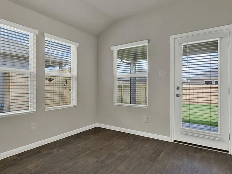 325 Darwin Pl — Photo 11