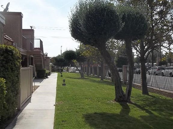 5th image of 2415 W Acacia Ave