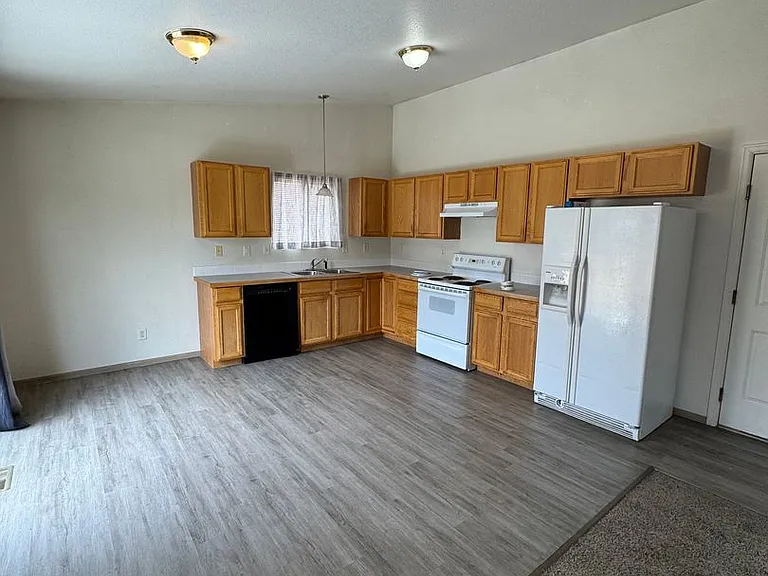 2702 Hawk Dr — Photo 2