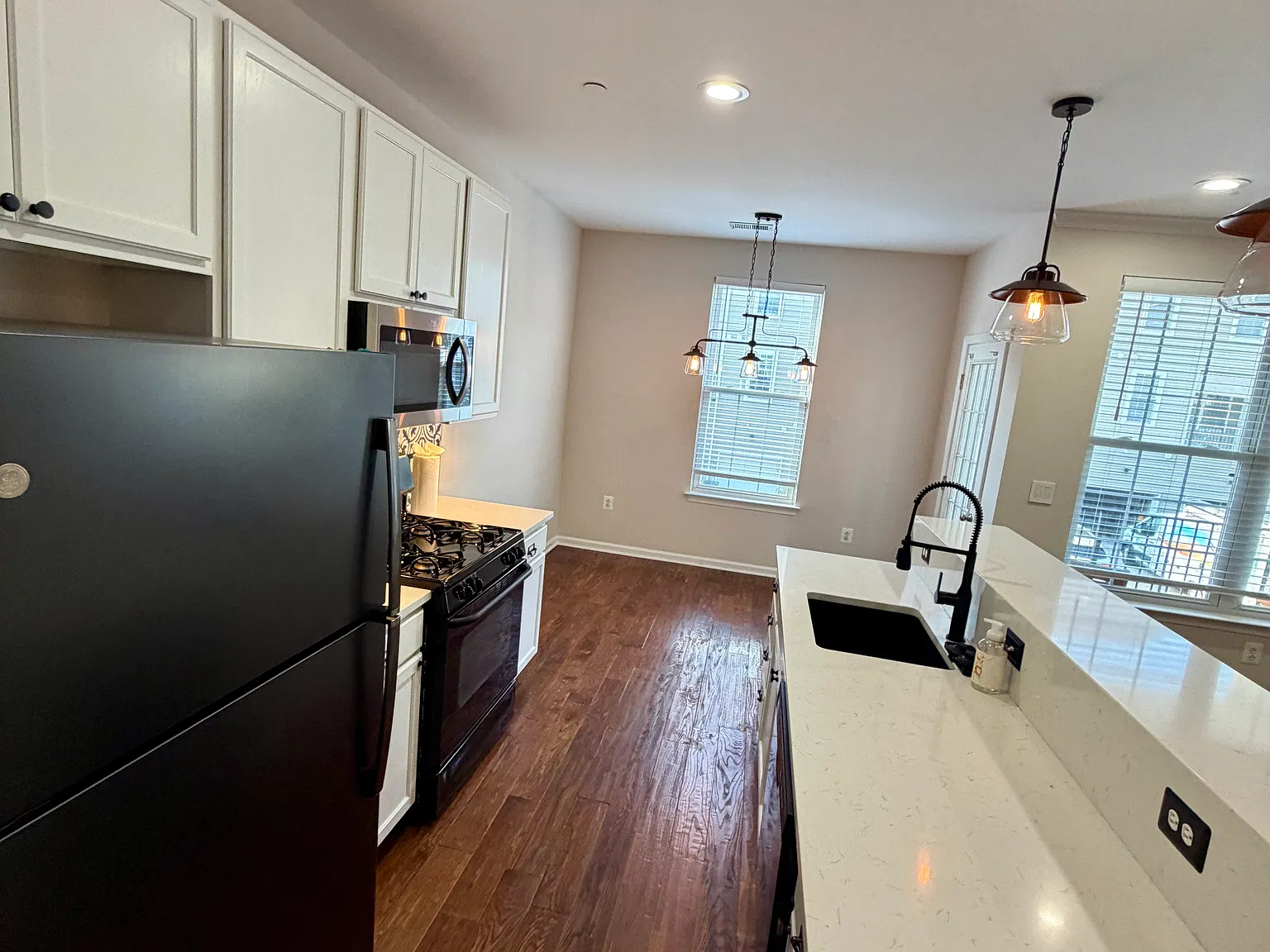 2 bed, 1230 sqft, $2,400 — Photo 3