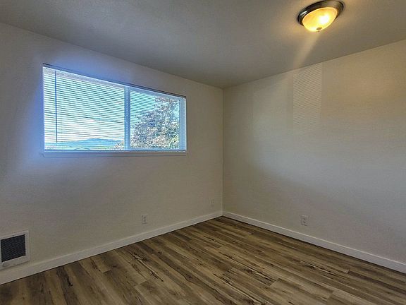 5th image of 624 NE Housley Ave APT 6
