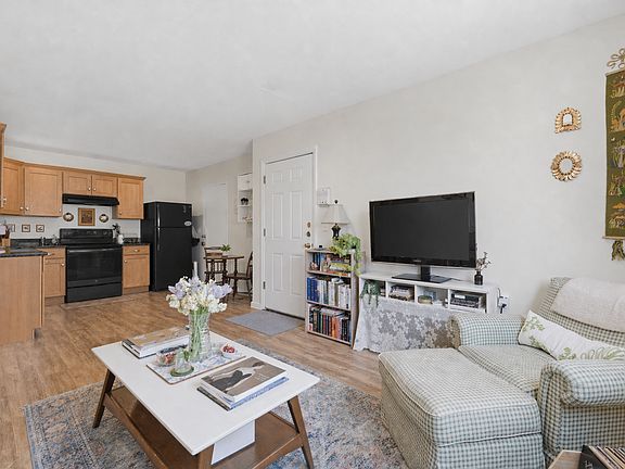 2nd image of 197 Calumet St APT 10