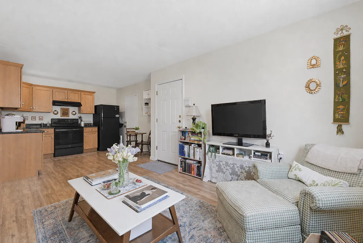 Building Photo - 197 Calumet St #10
