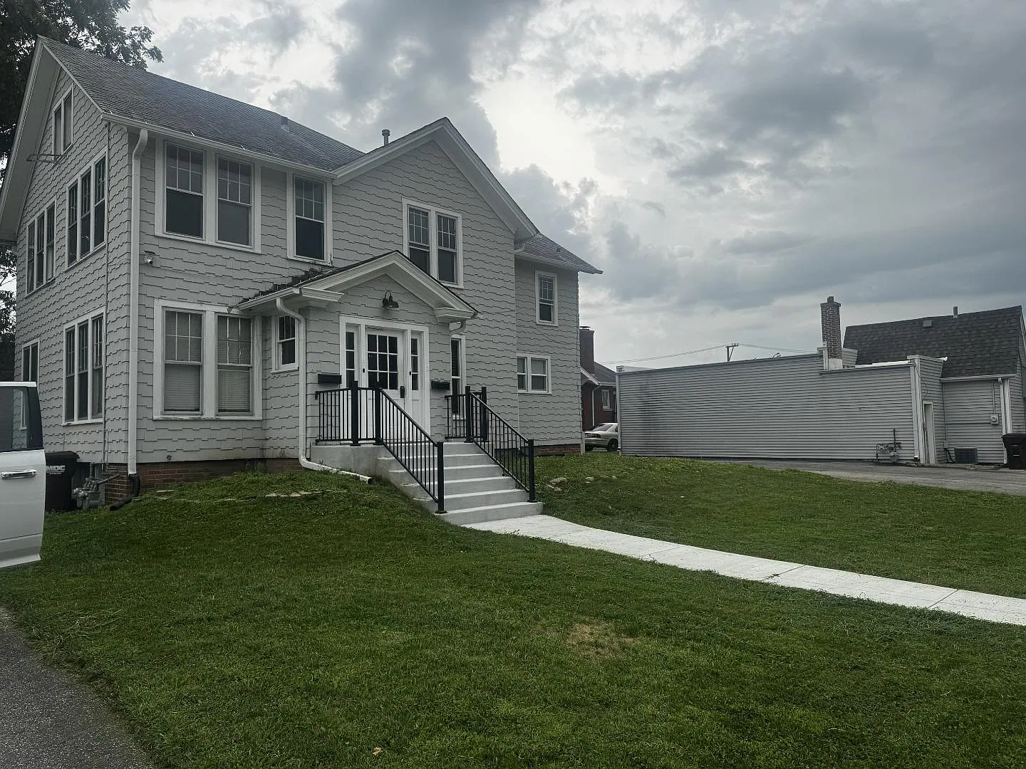 105 University St — Photo 3