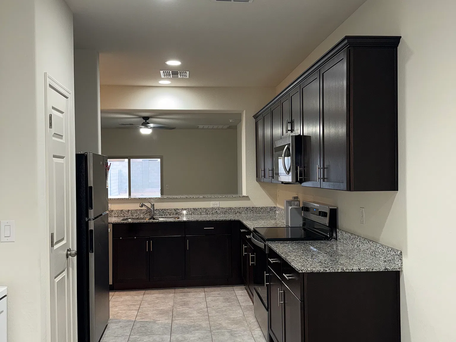 3 bed, 1353 sqft, $1,990 — Photo 4