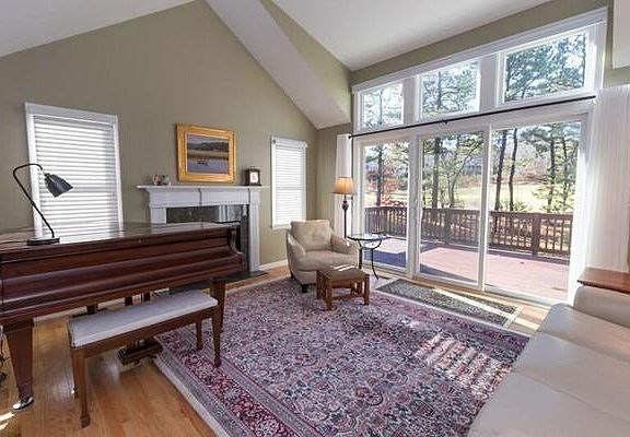 4th image of 33 Dillingham Way