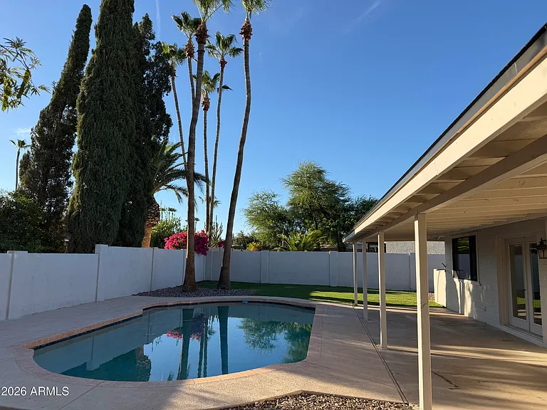 6714 E Paradise Ln — Photo 2