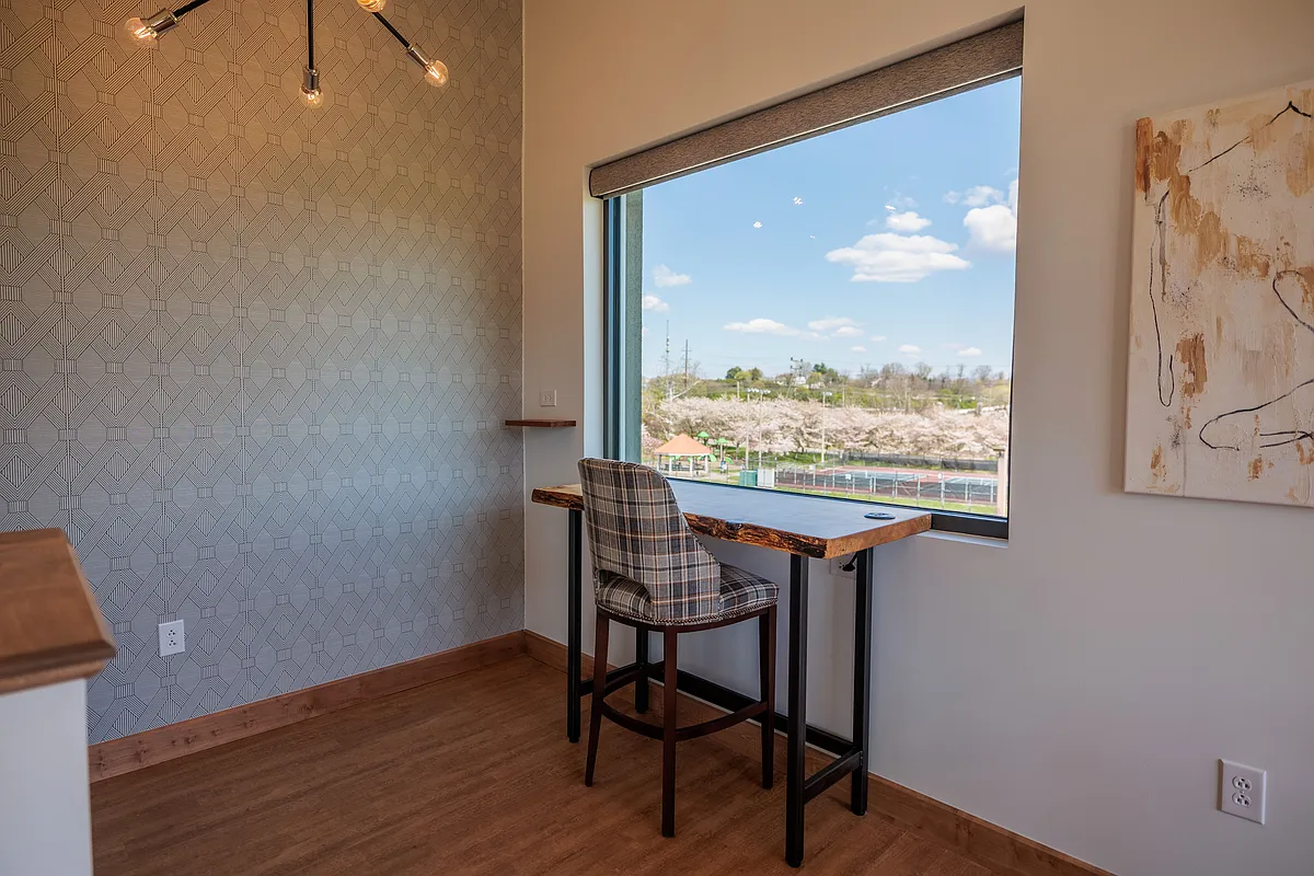 Tranquil workspace with sweeping views of Mill Mountain - 102 Edinburgh St SW #307