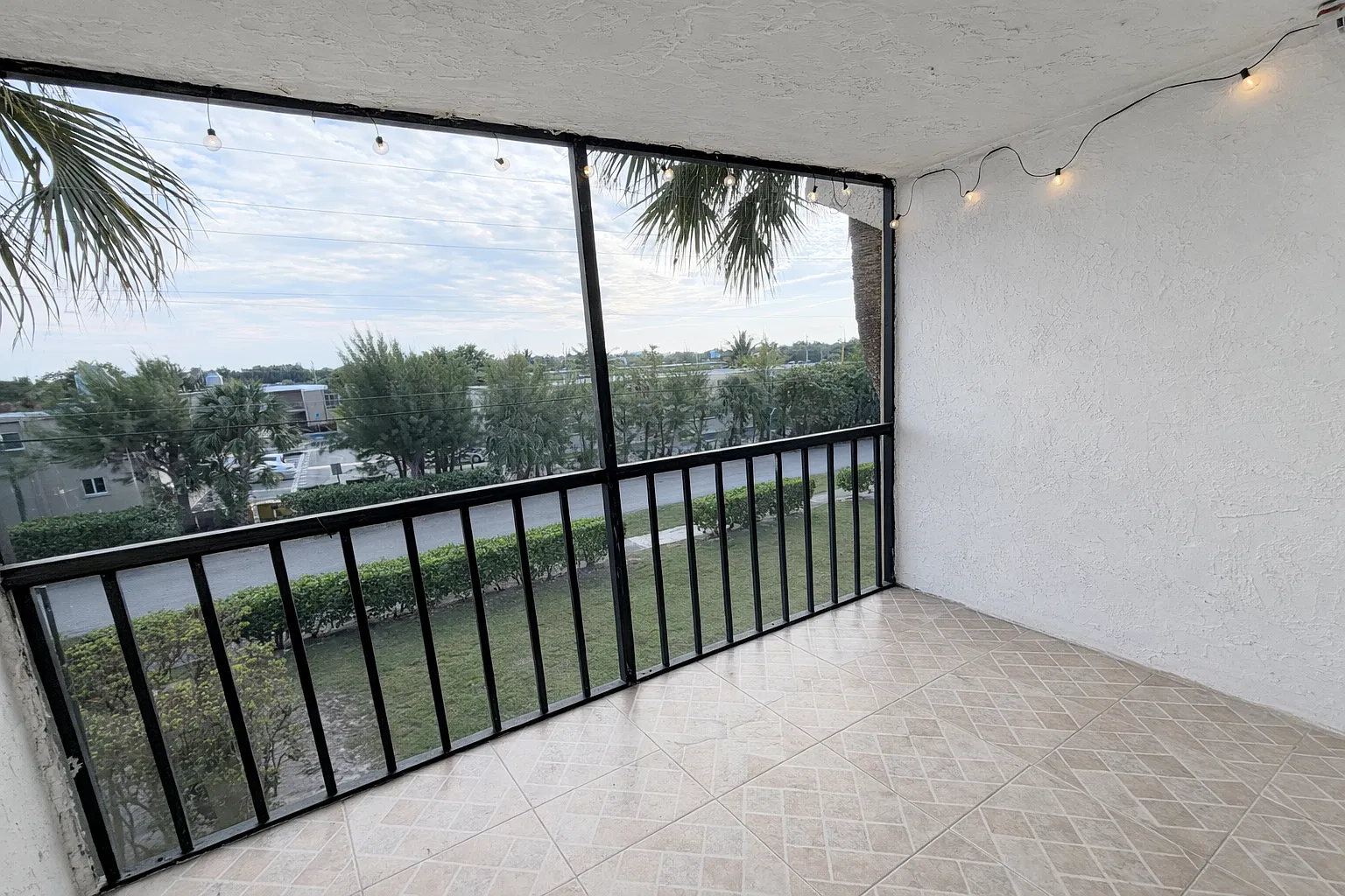 460 NW 20th St — Photo 4