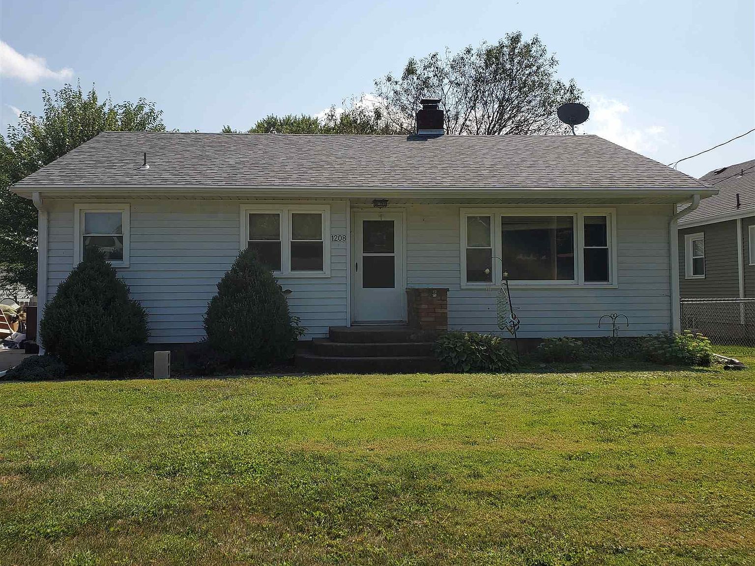 1208 Jones St, Le Claire, IA 52753 Zillow
