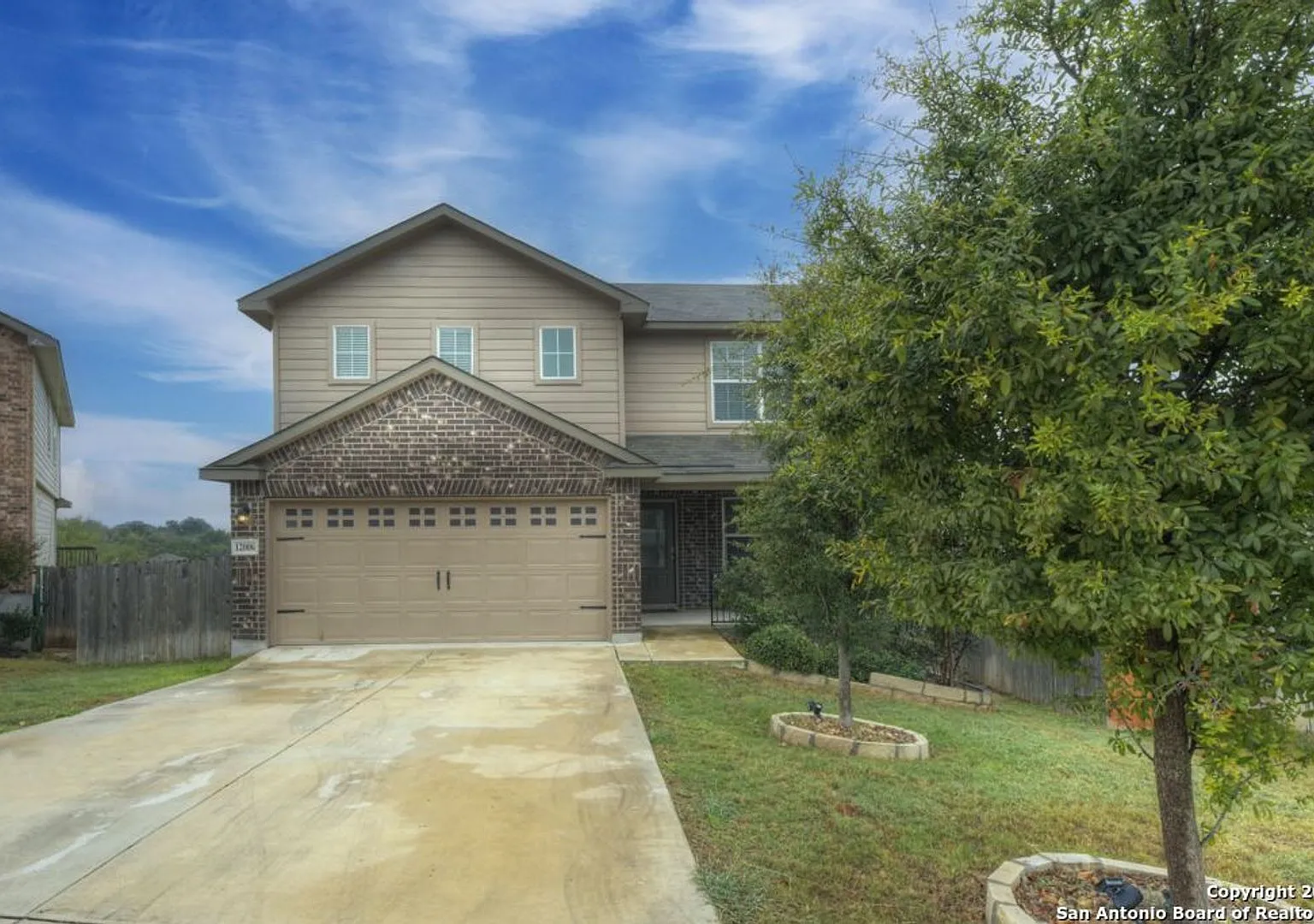 Charming Home Awaits: Spacious & Modern Living in a Prime Location — Photo 1