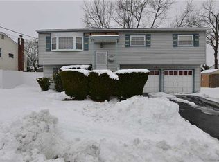 609 N Jefferson Ave, Lindenhurst, NY 11757