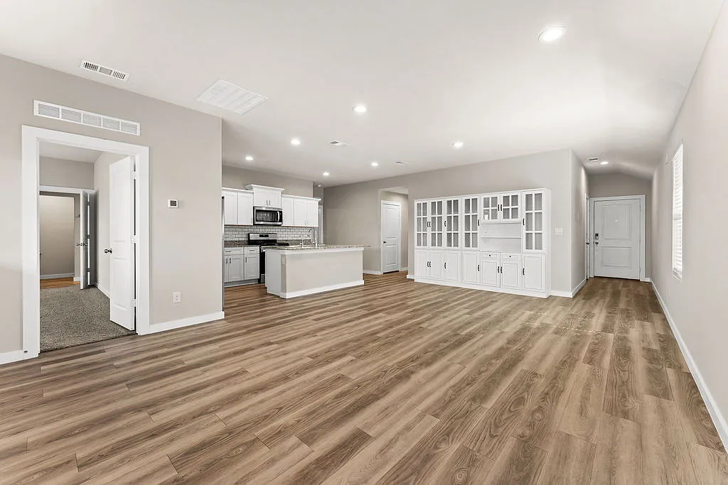 3 bed, 2.0 bath, 1558 sqft, $2,600 — Photo 4