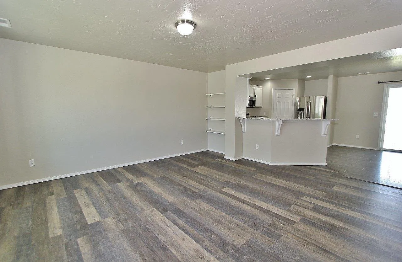 4 bed, 2131 sqft, $2,600 — Photo 2