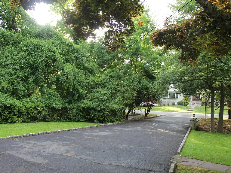 200 Hillside Ave — Photo 25