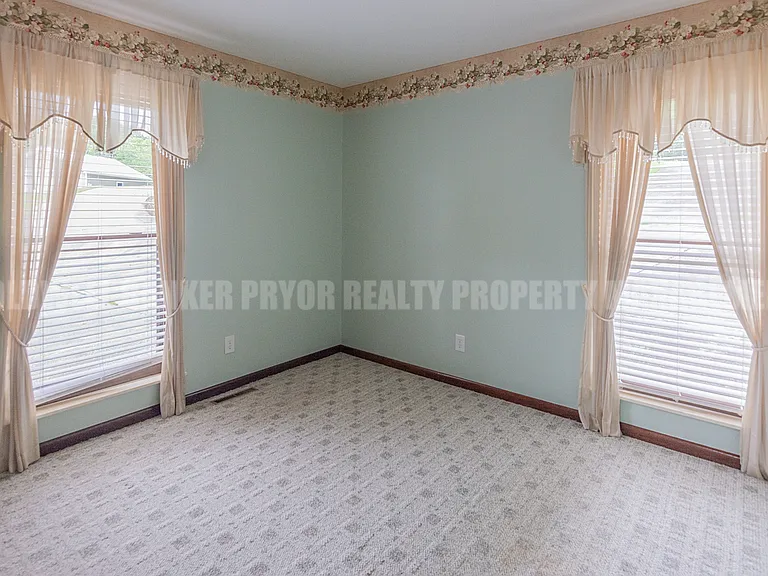 165 Lakeshore Ct — Photo 27