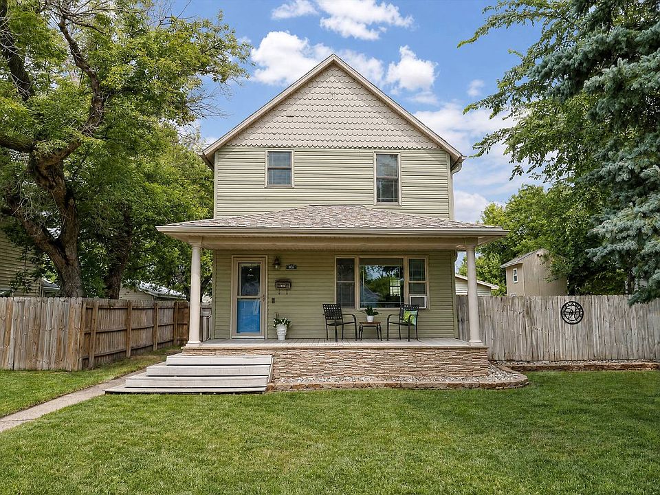 1st image of 905 2nd St NE