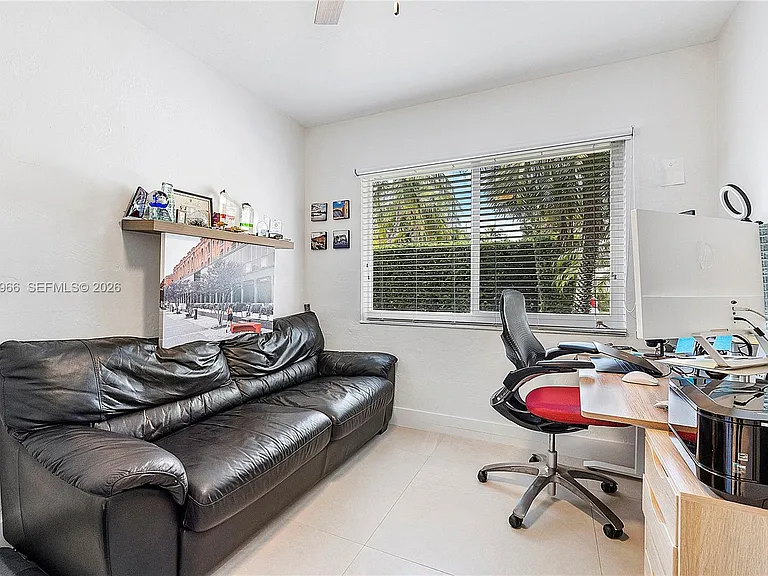 301 Hampton Ln — Photo 27
