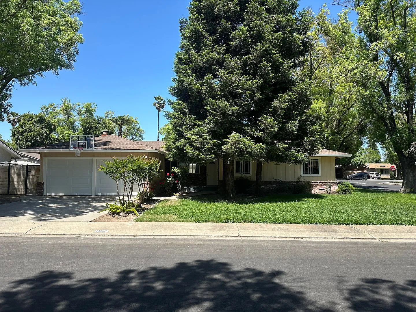 3 Bedroom with Pool! — Photo 1