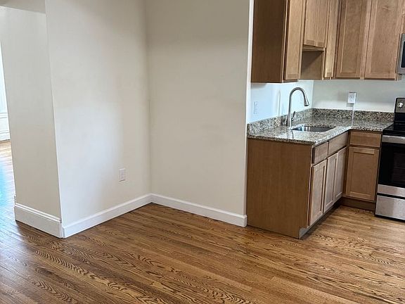 3rd image of 527-531 Linden St #3