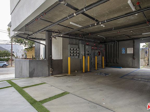 4th image of 563 N Hoover St #101