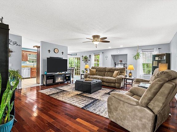 3rd image of 318 Eaglebend Dr