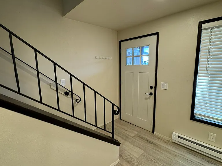 926 Crestview Ln — Photo 7