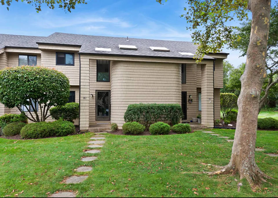 52 Fairway Pl
