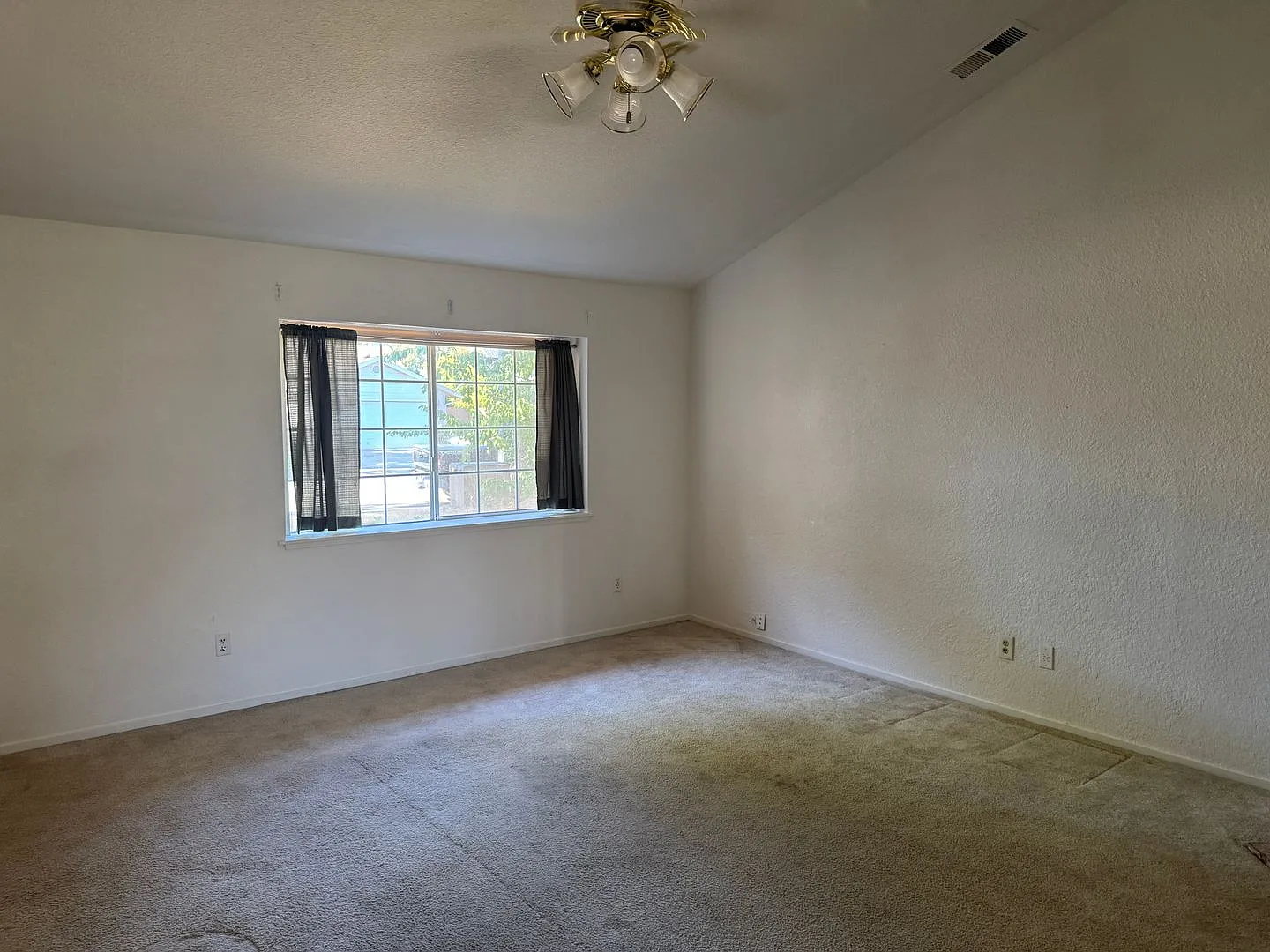 3 bedroom 2 bath house in established neighborhood — Photo 2
