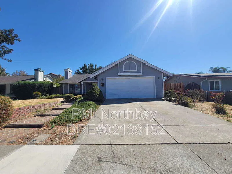 3 bed, 2.0 bath, 1299 sqft, $2,695 — Photo 2