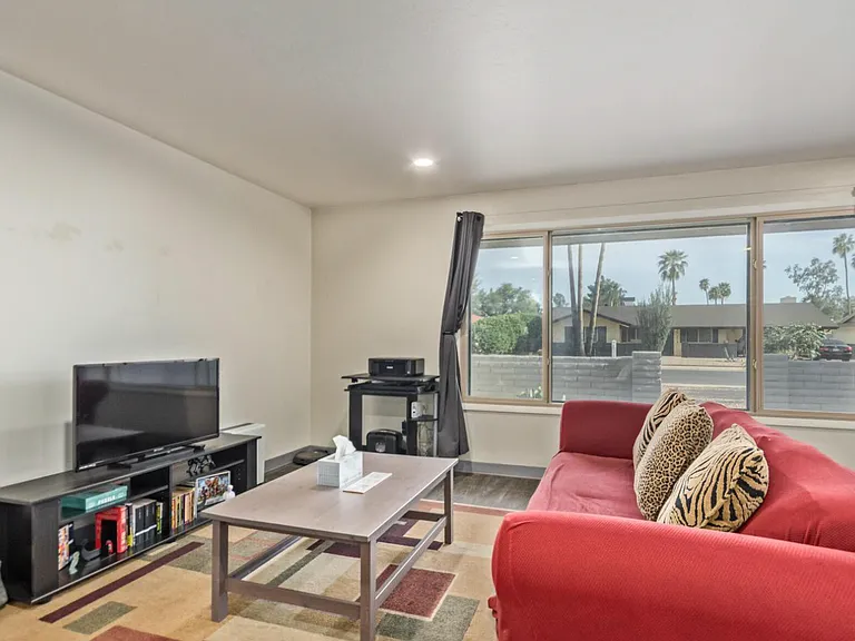 1922 E Laguna Dr — Photo 5