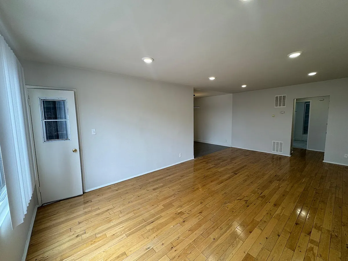 Building Photo - 1019 N Hayworth Ave #8