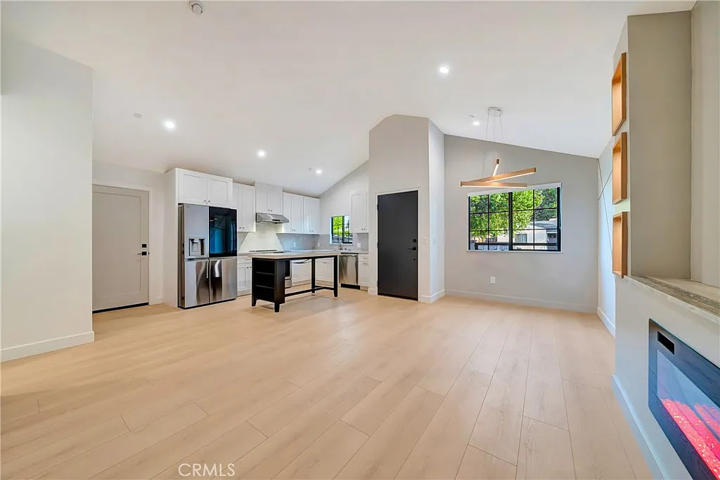 3 bed, 950 sqft, $5,190 — Photo 4