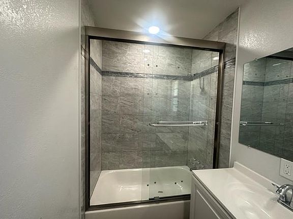 3rd image of 3012 N Fruit Ave #8