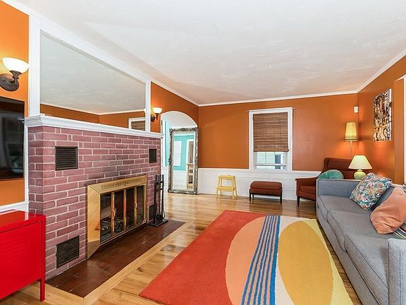 5th image of 158 Roosevelt Ave