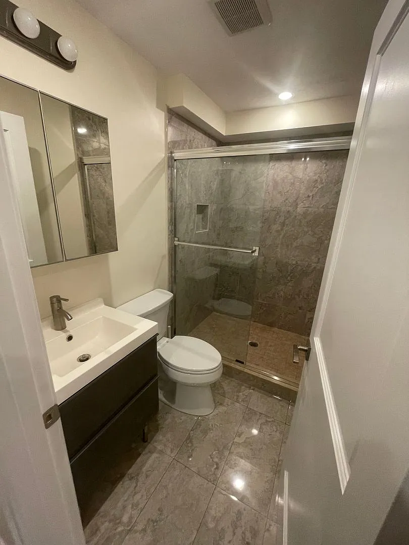Huge updated studio the size of most 1 beds!! — Photo 2