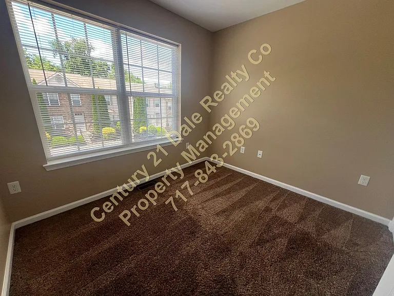 210 Royal Dr — Photo 14