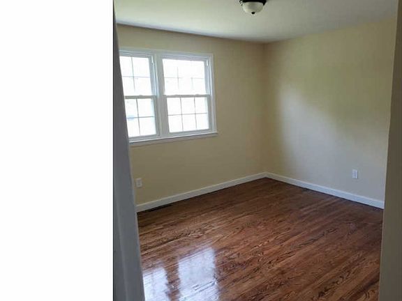 4th image of 700 Dartmouth Dr