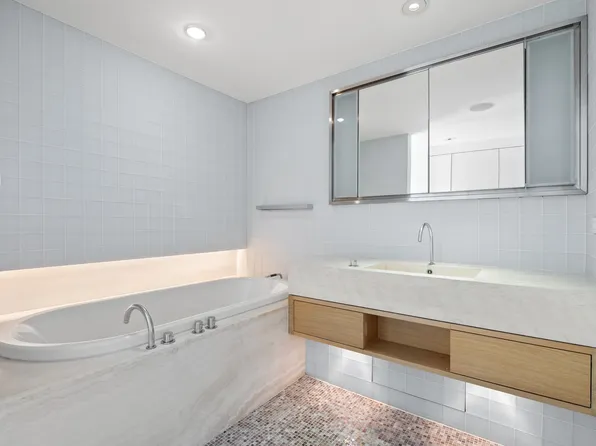 50 Gramercy Park North image 23 of 25