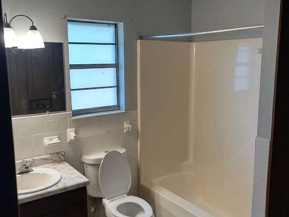 2nd image of 1637 Meadowview Ln #1637