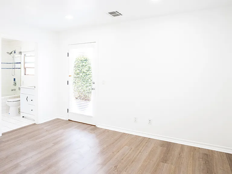 8330 Lilienthal Ave — Photo 11