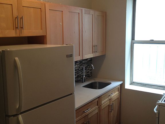 3rd image of 1564 Lincoln Pl APT 1R