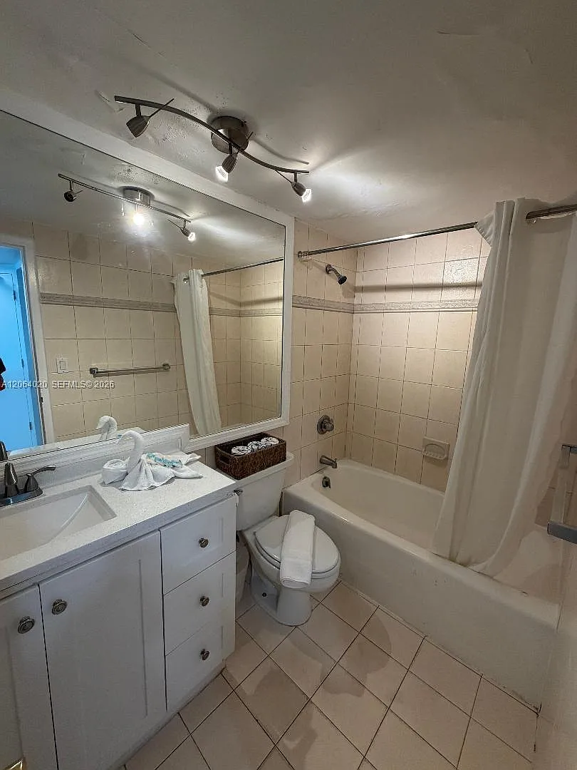 Castle Beach Club Condo — Photo 4