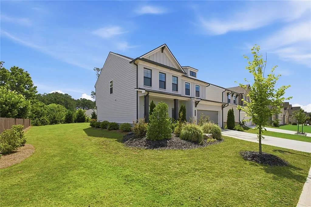 4 bed, 3.0 bath, 2744 sqft, $3,865 — Photo 2