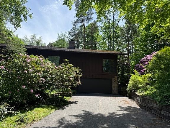 2nd image of 1938 Hemlock Dr