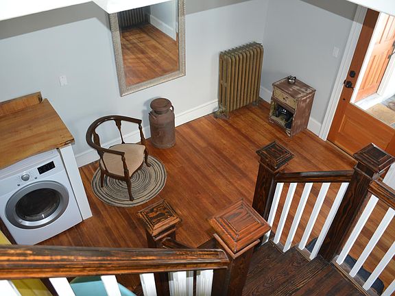Foyer/mudroom/laundry