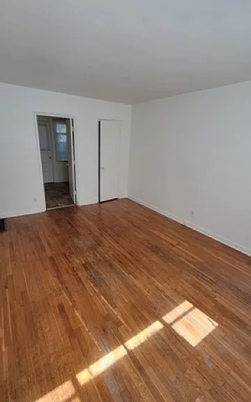 Classic 2 Bedroom Apt w/ Washer / Dryer in Great Downtown Complex! — Photo 40