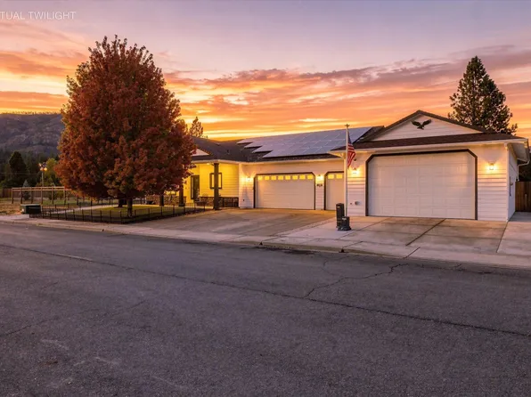 106 Cabernet Cir, Cave Junction, OR 97523