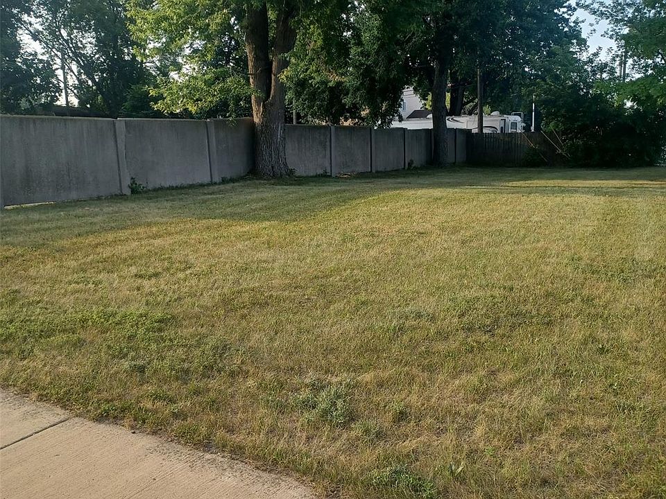 2nd image of 934 E Granet Ave