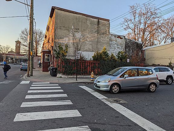 4th image of 801 W 4th St